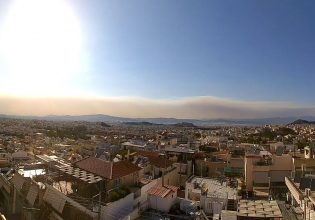 Ο καπνός από τη φωτιά στην Εύβοια έχει καλύψει τον δυτικό ορίζοντα του Ν. Αττικής