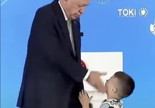 Ταγίπ Ερντογάν: Χαστούκισε παιδί επειδή δεν του φίλησε το χέρι