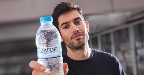 Ο Μίλτος Τεντόγλου δεν βλέπει το τώρα, βλέπει το αύριο. Και το πάει τέρμα.