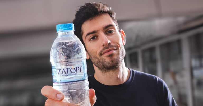 Ο Μίλτος Τεντόγλου δεν βλέπει το τώρα, βλέπει το αύριο. Και το πάει τέρμα.