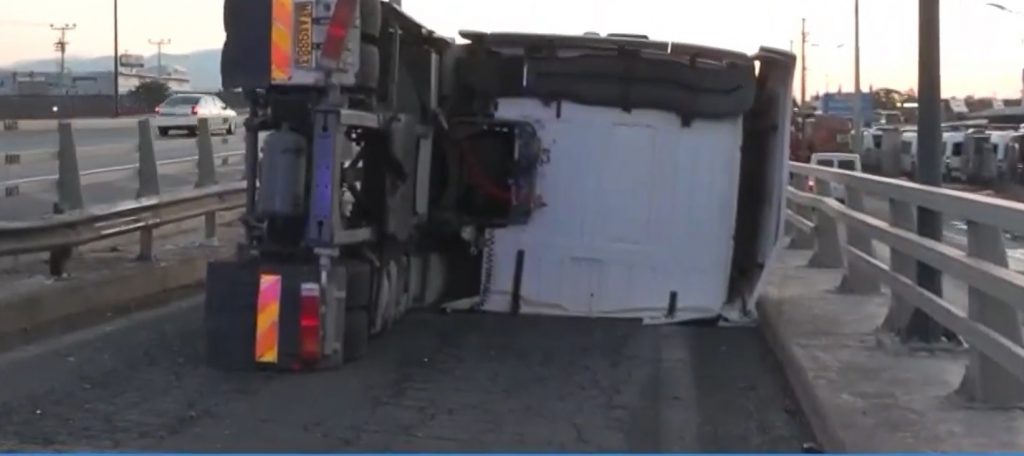 Νταλίκα ανατράπηκε στον Κηφισό – Εξαφανίστηκε τρέχοντας ο οδηγός