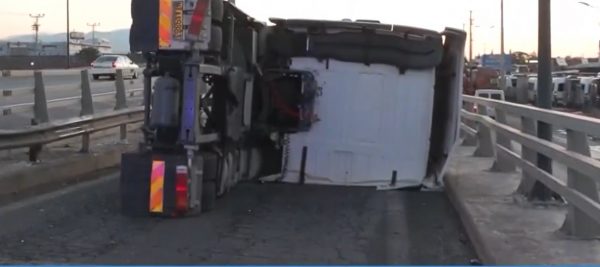 Νταλίκα ανατράπηκε στον Κηφισό – Εξαφανίστηκε τρέχοντας ο οδηγός