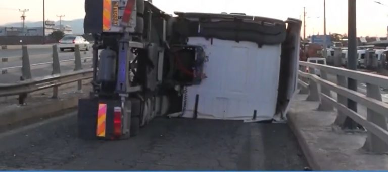 Νταλίκα ανατράπηκε στον Κηφισό – Εξαφανίστηκε τρέχοντας ο οδηγός