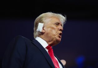 Απόπειρα δολοφονίας Τραμπ: Μήπως δεν τον χτύπησε σφαίρα;