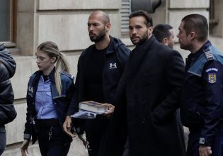 O Άντριου Τέιτ απαγορεύεται να φύγει από τη Ρουμανία με απόφαση δικαστηρίου