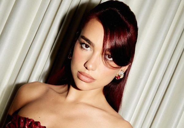 Οι αφέλειες στο πλάι κάνουν δυναμικό comeback – Οι celebrities που τις υιοθέτησαν