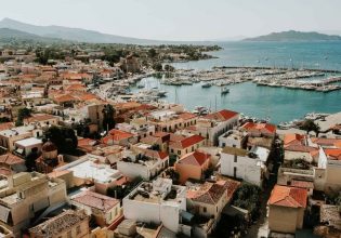 Τουρισμός: Πού και πώς θα χτίζονται καταλύματα και θεματικά πάρκα