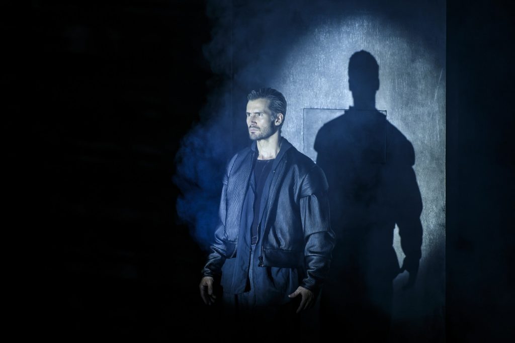 Δυναμικό ξεκίνημα για τον «Αμλετ» με τον Αναστάσιο Ροϊλό στο ομώνυμο ρόλο