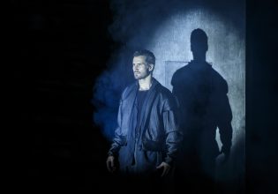 Δυναμικό ξεκίνημα για τον «Αμλετ» με τον Αναστάσιο Ροϊλό στο ομώνυμο ρόλο