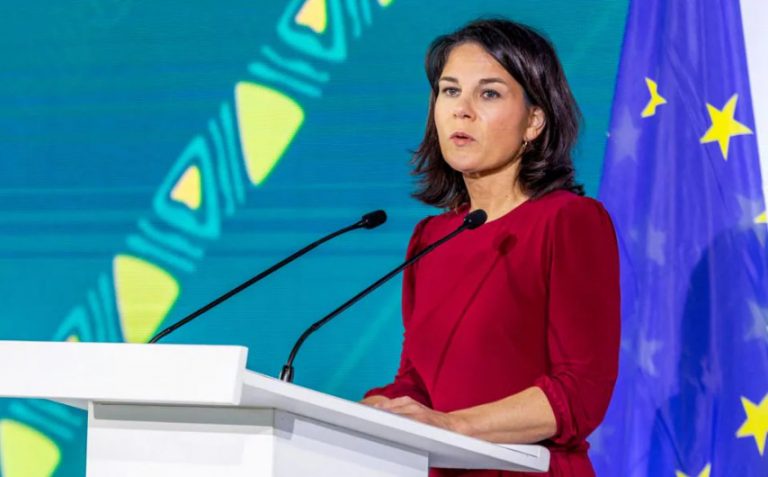 ΕΕ: Η ενότητά της έχει μεγαλύτερη σημασία από «παιχνιδάκια», λέει η Μπέρμποκ καρφώνοντας Ορμπαν