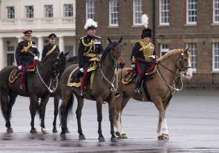 Μεγάλη Βρετανία: Η βασιλική οικογένεια ψάχνει υπάλληλο για να φροντίζει τα άλογα – Το «παράδοξο» με τον μισθό