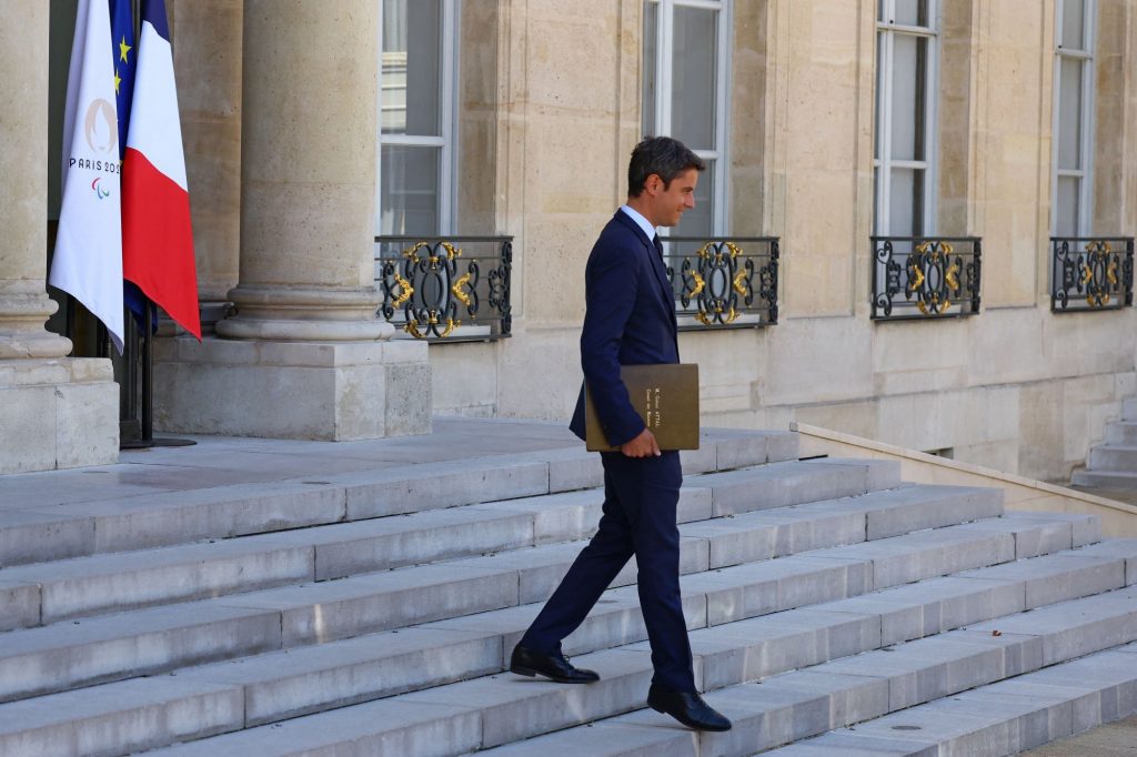 Γαλλία: Σε πρωτόγνωρη πολιτική αβεβαιότητα – Μένει μέχρι να φύγει ο Ατάλ