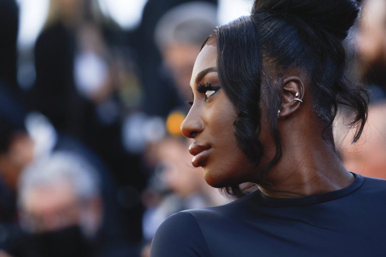 Γαλλία: Η βασίλισσα της γαλλικής ποπ σκηνής Αγιά Νακαμουρά ζητά να καταψηφιστεί η Ακροδεξιά