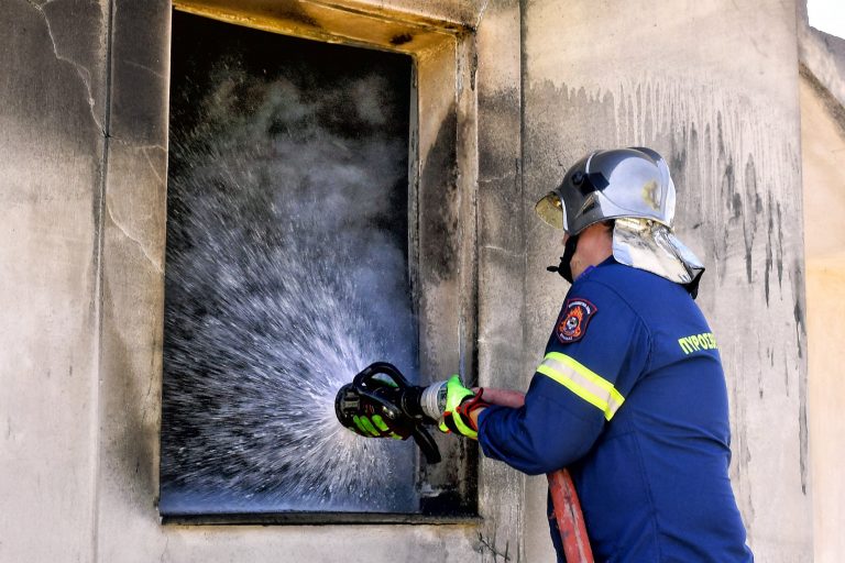 ΣΥΡΙΖΑ: Συνάντηση με συμβασιούχους πυροσβέστες – «Ήρωες για την κυβέρνηση, αλλά άλυτα τα προβλήματά τους»