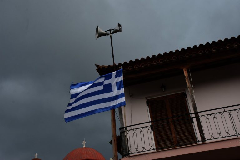 «Staycation»: Όταν η καθημερινή μάχη με την ακρίβεια κρύβεται κάτω από το χαλάκι