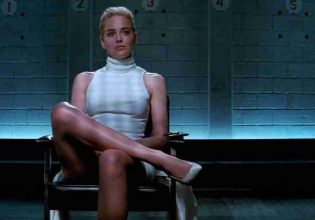 Η Σάρον Στόουν αναβιώνει την εμβληματική της σκηνή από το «Βασικό Ένστικτο» με φλογερά lingerie