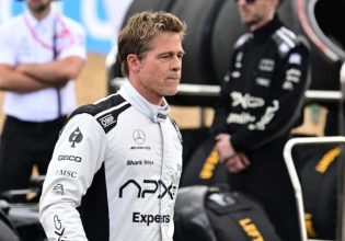 Μπραντ Πιτ: Με στολή πιλότου στο Bρετανικό Γκραν Πρι