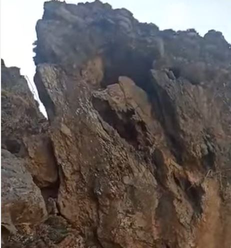 Ηράκλειο: Βράχος «κρέμεται» στον αέρα και «απειλεί» οικισμό – Παρέμβαση ζητούν οι κάτοικοι