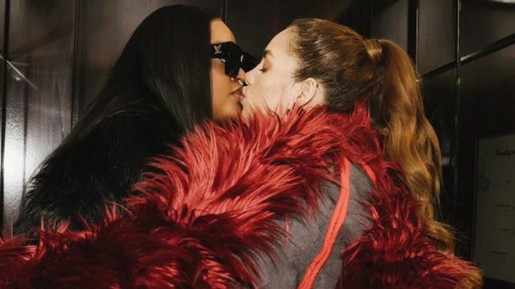 Καμερούν: Η κόρη του προέδρου φίλησε Βραζιλιάνα καλλονή και κινδυνεύει με φυλάκιση