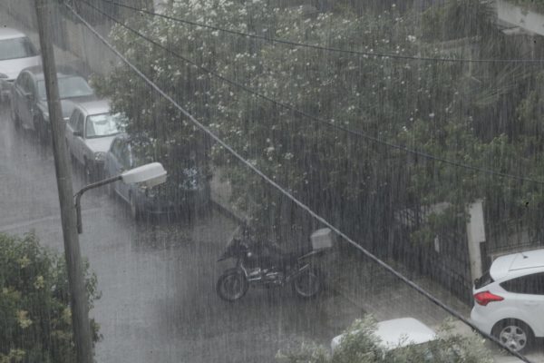 Καιρός: Συναγερμός για έντονα φαινόμενα τις επόμενες ώρες – Έρχονται καταιγίδες και χαλαζοπτώσεις