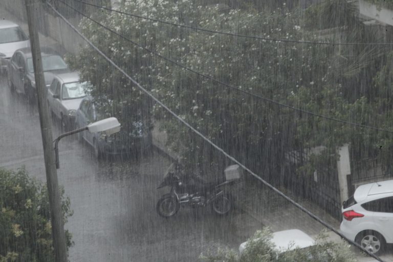 Καιρός: Συναγερμός για έντονα φαινόμενα τις επόμενες ώρες – Έρχονται καταιγίδες και χαλαζοπτώσεις