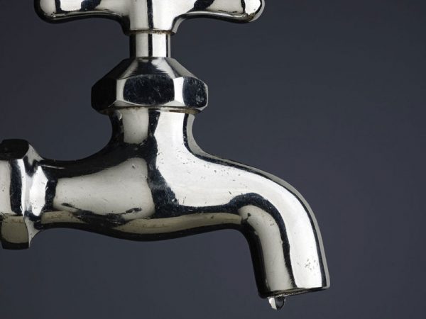 Αυτός είναι ο λόγος που δεν πρέπει να πίνετε νερό από τη βρύση του μπάνιου