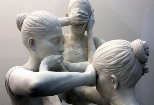 Το κατεστραμμένο CD από το κινητό του Καραϊβάζ, η κυβερνητική αφωνία και μια έκθεση που κάθε άλλο παρά «ξεπλένει» την κυβέρνηση