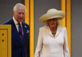 Έξαλλος ο βασιλιάς Κάρολος – Τι είπε στον φρουρό για να βοηθήσει την Καμίλα με το παλτό της