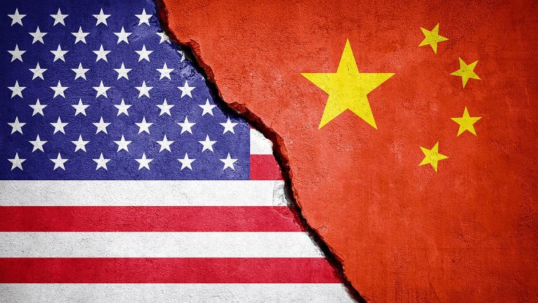 Kίνα: Χάνει τη δυναμική της, αποδίδει ο εμπορικός «πόλεμος» από ΗΠΑ και Ευρώπη