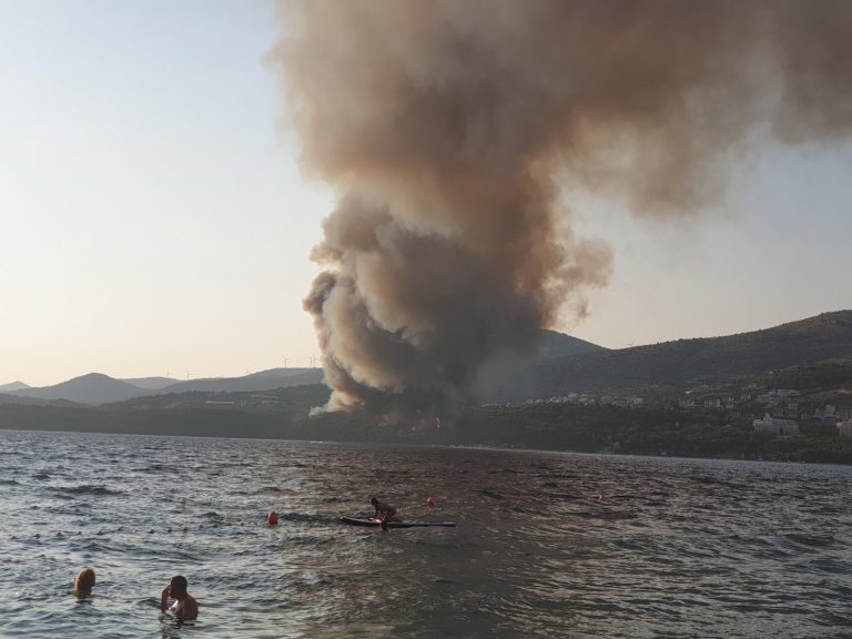 Κροατία: Δασική πυρκαγιά κοντά σε δημοφιλή τουριστικό προορισμό