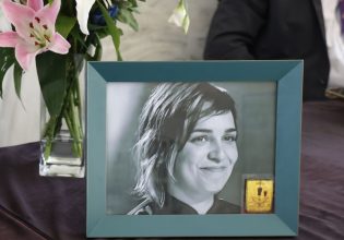 Κηδεία Ντέμης Γεωργίου: Θλίψη στο τελευταίο αντίο για τη σεφ φορώντας λευκά