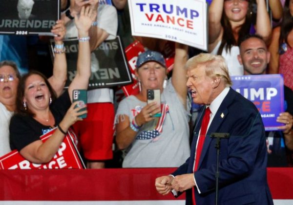 Τραμπ: Αποκαλεί τη Χάρις «τρελή της ριζοσπαστικής αριστεράς», «ψεύτρα» που θέλει «εκτελέσεις μωρών»