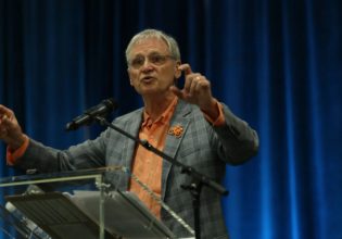 ΗΠΑ: Ο Ερλ Μπλουμενάουερ γίνεται ο 9ος βουλευτής που ζητάει από τον Μπάιντεν να αποσυρθεί