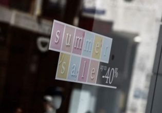 Θερινές εκπτώσεις: Eπαγγελματίας στιλίστρια μάς συμβουλεύει πώς να ψωνίσουμε σωστά