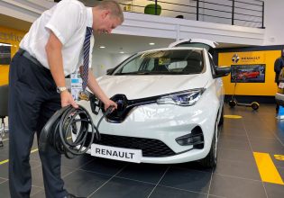 Ηλεκτροκίνηση: Αυτοκινητοβιομηχανίες εναντίον φον ντερ Λάιεν για τα οχήματα εσωτερικής καύσης