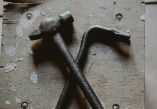 Χαλκιδική: Χτύπησε με σιδερολοστό στο κεφάλι τον συγκάτοικό του επειδή άκουγε δυνατά μουσική