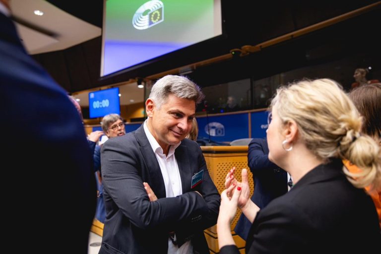 Νικόλας Φαραντούρης: Ελέγξτε τα καρτέλ όπως στις Βρυξέλλες