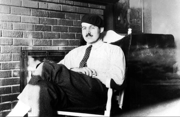 Πρόζα και μαρτίνι – Το Παρίσι μέσα από τα στέκια του Χέμινγουεϊ