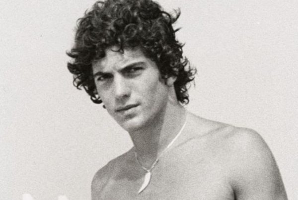 Κομψότητα, σεξ και νοσταλγία: Ο Τζον Φ. Κένεντι Τζούνιορ συνεχίζει να γοητεύει 25 χρόνια μετά το θάνατό του