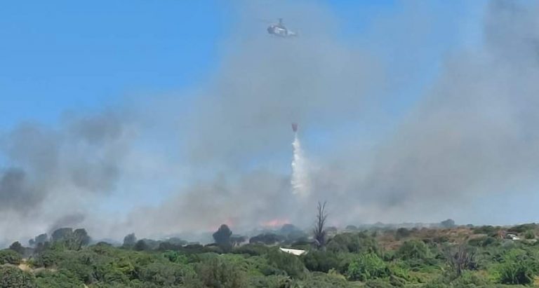Φωτιά στη Χίο: Μήνυμα του 112 – Επιχειρούν και εναέρια μέσα