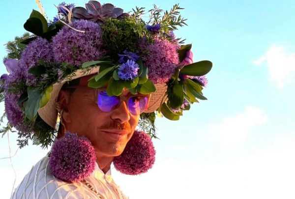 Λάκης Γαβαλάς και Jared Leto: Με εκκεντρικό στιλ συναντήθηκαν στα σοκάκια της Μυκόνου