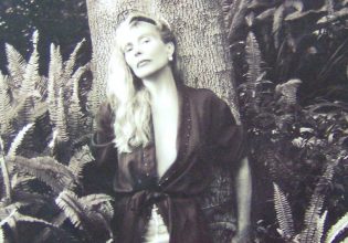 «Νιώθω σαν περιτύλιγμα από σελοφάν σε πακέτο τσιγάρων» – Η σαρωτική ζωή της Τζόνι Μίτσελ