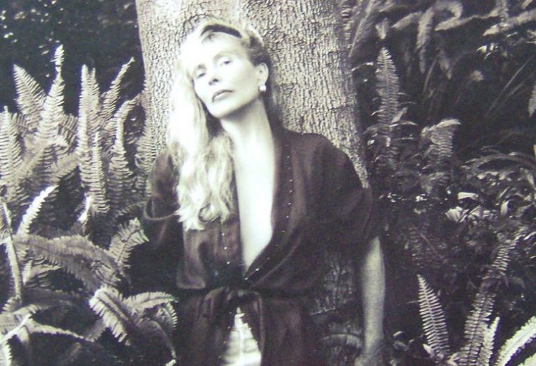 «Νιώθω σαν περιτύλιγμα από σελοφάν σε πακέτο τσιγάρων» – Η σαρωτική ζωή της Τζόνι Μίτσελ