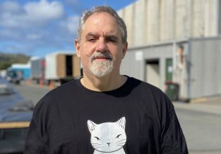 Ο Τζον Λαντάου, παραγωγός του «Τιτανικού» και του «Avatar», πέθανε στα 63 του χρόνια