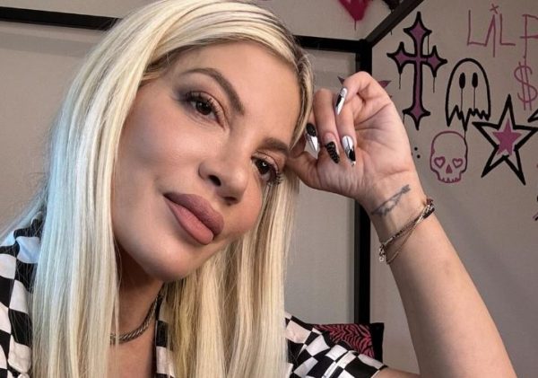 Η Τόρι Σπέλινγκ αποκαλύπτει ότι έχει κρατήσει τους πλακούντες της στο ψυγείο – Έχει φάει έναν καρυκευμένο