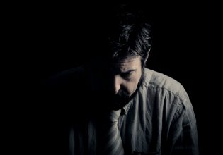 Λάρισα – Ενδοοικογενειακή βία: Άνδρας πάτησε το Panic Button, συνελήφθη η σύντροφός του