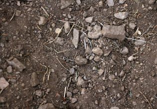 Ατύχημα στη Βουλιαγμένη: Νεαρός έπεσε σε βράχια τα ξημερώματα