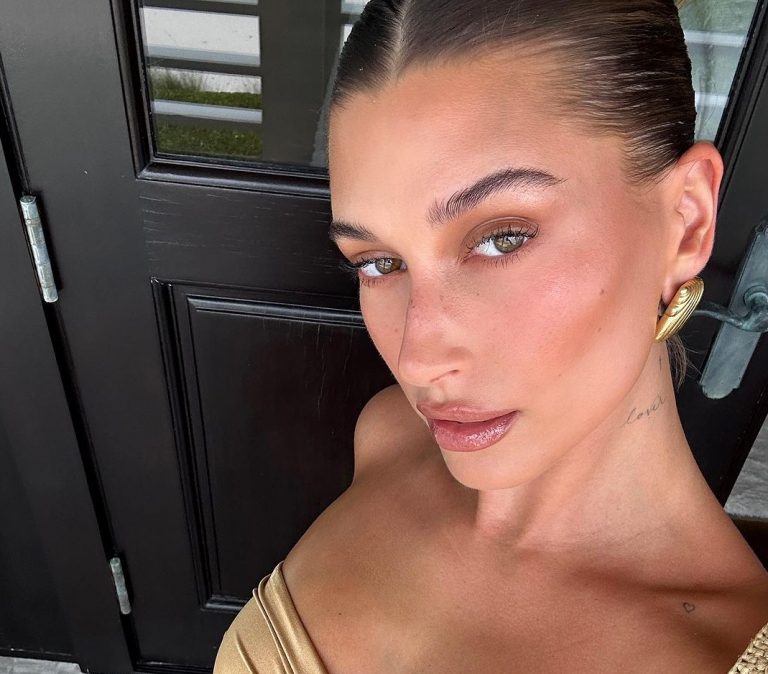 Λαμπερή επιδερμίδα σαν της Hailey Bieber; Η αισθητικός της αποκάλυψε τα 8 μυστικά που πρέπει να ακολουθείτε