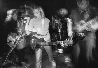 Kim Gordon: «Η πιο αμφιλεγόμενη γνώμη μου για την ποπ κουλτούρα; Δεν είμαι φαν της Τέιλορ Σουίφτ»