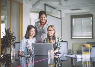 Τεχνητή νοημοσύνη: Πόσο την εμπιστεύονται οι εργαζόμενοι;